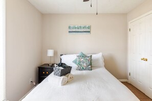 Escritorio, tabla de planchar con plancha, wifi y ropa de cama 