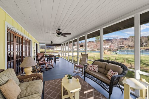 Walk to Shackford Hall • Sleeps 9 • Lake Porch