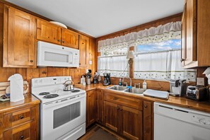 Private kitchen - Walk to Shackford Hall • Sleeps 9 • Lake Porch (Lake Junaluska)