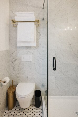 Doppelzimmer, Blick auf den Innenhof | Badezimmer