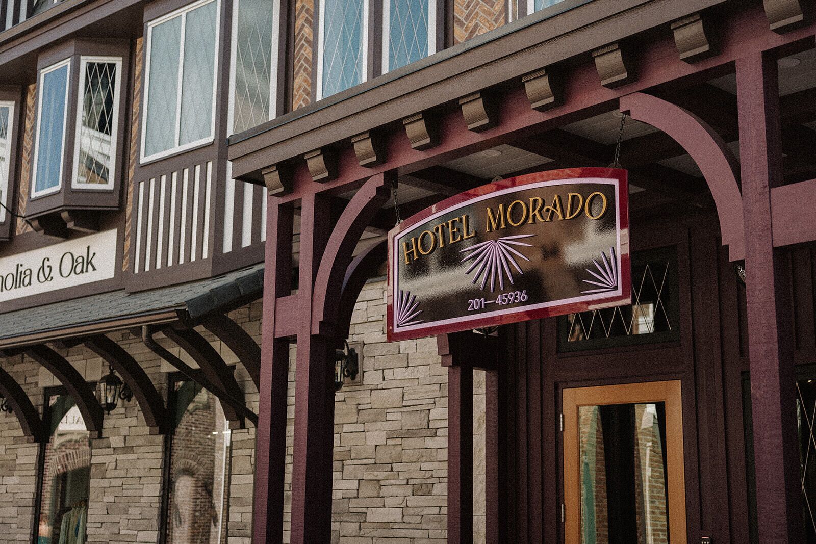 Une enseigne d’hôtel portant le nom « HÔTEL MORADO » et un numéro de téléphone.