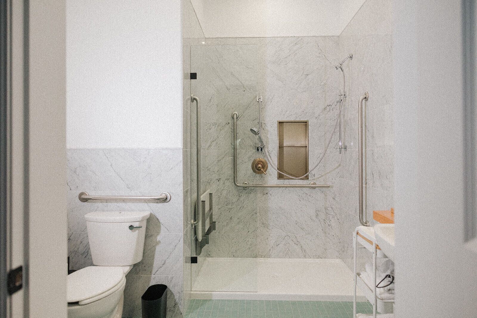 Kamar Single, difabel mobilitas, pemandangan halaman | Kamar mandi | Shower, perlengkapan mandi gratis, pengering rambut, dan handuk