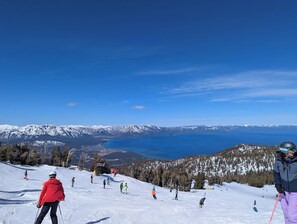Snow and ski sports - Perfect 2-bedroom condo in Stateline for a relaxing getaway (Stateline)