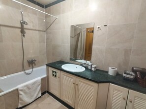 Shower, hair dryer, bidet, towels - Apartment near Forum Mall (Aveiro)