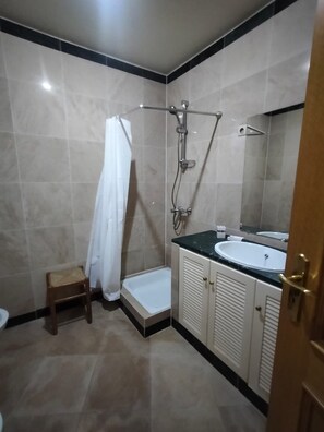 Shower, hair dryer, bidet, towels - Apartment near Forum Mall (Aveiro)