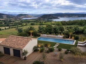 A swimming pool with a view of a lake and hills. - La Foux Nord - Maison climatisée avec piscine (Liausson)