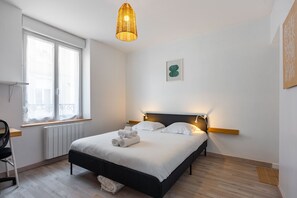 Tabla de planchar con plancha, wifi gratis y ropa de cama 