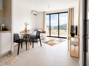 TV - Cosy apartment in the center of the island - View of the Mornes and the bay! (Fort-de-France)