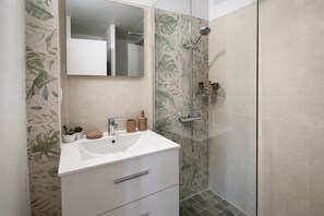 Towels, soap, toilet paper - Cosy apartment in the center of the island - View of the Mornes and the bay! (Fort-de-France)