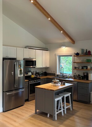 Fridge, microwave, oven, stovetop - Beautiful 3-bedroom house in Mt. Baker Rim perfect for your getaway (Deming)