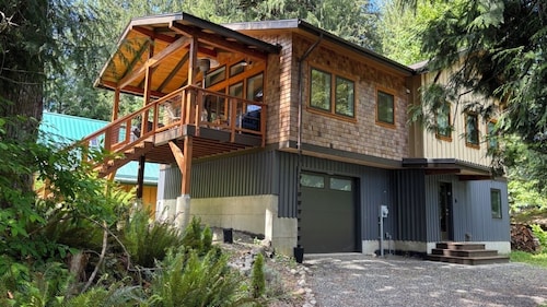 Bright & Specious 3-bedroom House in Mt Baker Rim