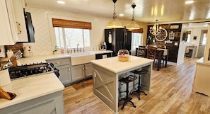Fridge, microwave, oven, stovetop - Blue Sage Sanctuary-Buffalo River Retreat (Jasper)