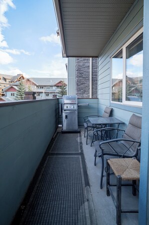 Outdoor dining - Cozy Mountain Condo with Underground Parking | Pool + Hot Tubs | 25mins to Banff (Canmore)