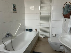 Hair dryer, towels, soap, toilet paper - Private vacation apartment Katzenruh (Lauenburg/Elbe)