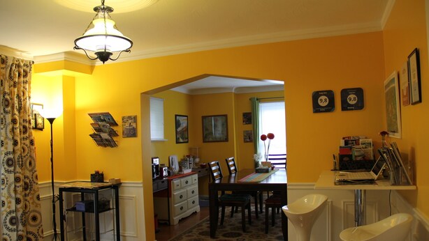 A dining area with a table, chairs, and a laptop on a stand. - Cozy House located close Skylon Towery, Falls view Casino & Horseshoe Falls (Niagara Falls)
