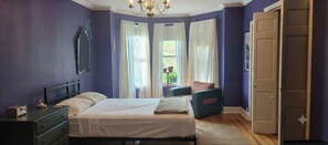 4 bedrooms, WiFi, bed sheets - 4-bed house w/ new HVAC, fiber internet, and private wooded acre in Bristol (Bristol)