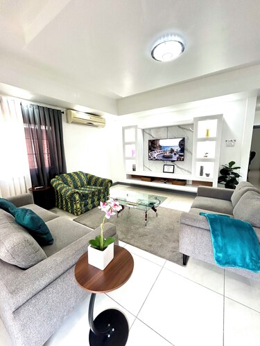 Modern Liguanea Escape w/ Pool & Parking | Near UWI + Fast Wi-Fi