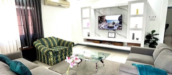 Modern Liguanea Escape w/ Pool & Parking | Near UWI + Fast Wi-Fi