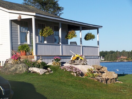 Cozy 2-bedroom cottage located in the heart of inner Boothbay Harbor.