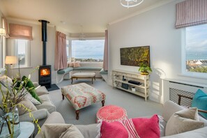 Smart-TV, Kamin, Bücher, Computerbildschirme