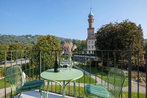 Apartamento, vistas parciales al lago | Restaurante al aire libre