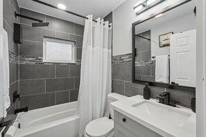 Een douche, een haardroger, handdoeken, zeep