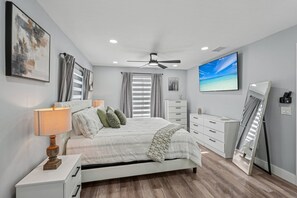 Iron/ironing board, WiFi, bed sheets - 2BD-2BA Retreat -Fast Wi-Fi- Near Beach & Downtown (North Fort Myers)