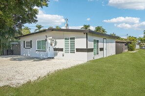 Exterior - 2BD-2BA Retreat -Fast Wi-Fi- Near Beach & Downtown (North Fort Myers)