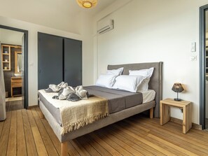 Tabla de planchar con plancha, cuna de viaje, wifi y ropa de cama 