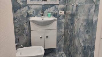Douche, sĂšche-cheveux, shampoing