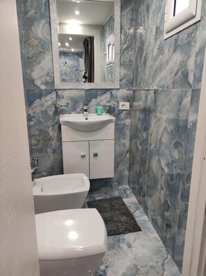 Douche, sèche-cheveux, shampoing