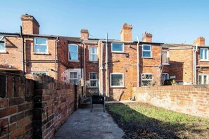Exterior - Perfect Booking | Central Doncaster 3 Bed Home (South Yorkshire)