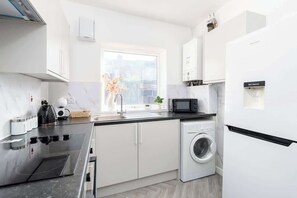 Fridge, microwave, oven, stovetop - Perfect Booking | Central Doncaster 3 Bed Home (South Yorkshire)