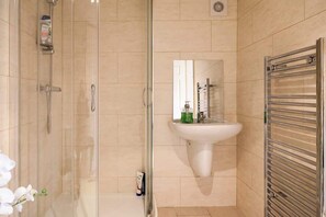 Shower, hair dryer, towels, soap - Perfect Booking | 4 Bed Home – Near City & Airport (Heald Green)