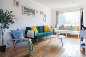 Living area - Perfect Booking | 4 Bed Home – Near City & Airport (Heald Green)