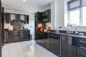 Private kitchen - Perfect Booking | 4 Bed Home – Near City & Airport (Heald Green)