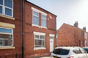 Exterior - Perfect Booking | Stylish 3 Bed Family Home (South Yorkshire)