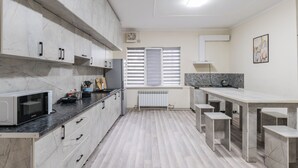 Una cocina moderna con armarios de mármol, microondas integrado y una encimera amplia.