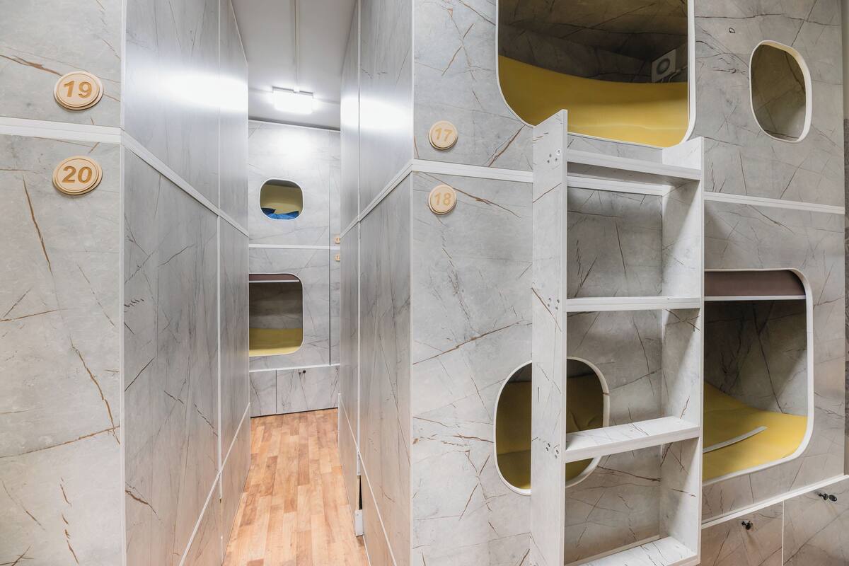 Un interior moderno con compartimentos numerados, suelo de madera y una pared de mármol.