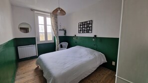 Een strijkplank/strijkijzer, beddengoed
