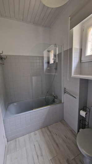 Hair dryer, towels, soap - Les Volets Gris au Bugue - 6-person house in the heart of the Dordogne (Le Bugue)