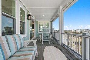 Outdoor dining - Into The Mistic, Ocean Isle Beach (Ocean Isle Beach)