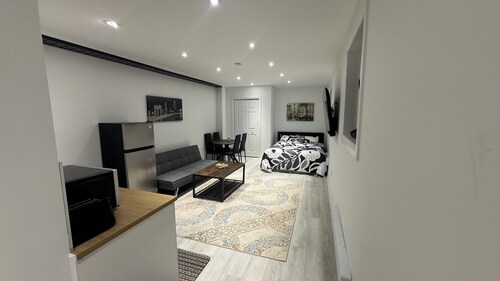 Cozy modern cottage with private entrance  beachside and close to the ROC