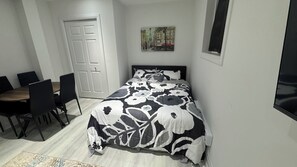 WiFi, bed sheets - Cozy modern cottage with private entrance  beachside and close to the ROC (Georgina)