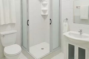Regadera, toallas, jabón, papel de baño 