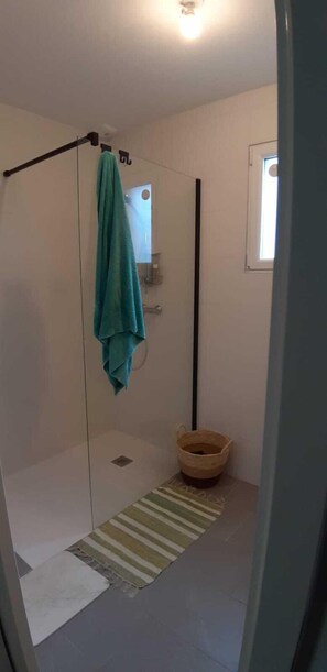 Shower, hair dryer, towels, toilet paper - Peace and quiet in the Pays d'Oust and Brocéliande regions (Montertelot)