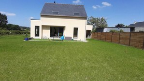 A modern two-story house with a flat roof, a large front porch, and a fenced backyard. - Peace and quiet in the Pays d'Oust and Brocéliande regions (Montertelot)