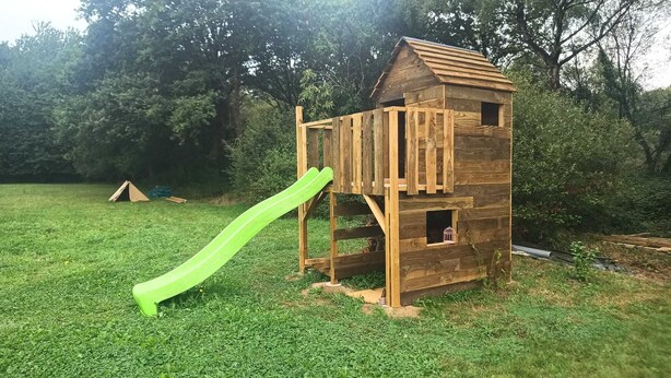 A wooden playhouse with a slide in a grassy yard. - Peace and quiet in the Pays d'Oust and Brocéliande regions (Montertelot)