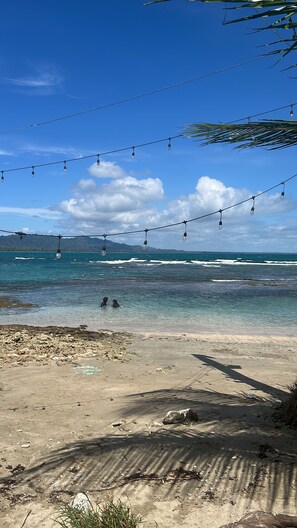 A beach with clear skies, waves, and string lights. - Caribbean House, Puerto Viejo (Puerto Viejo de Talamanca)