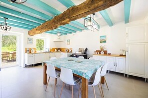 Dining - Grande maison de pierre dans un domaine privé (Berric)